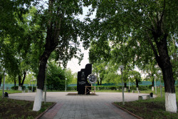 Сквер имени Хмелёва Анатолия Яковлевича, героя Социалистического труда (1934–1994)